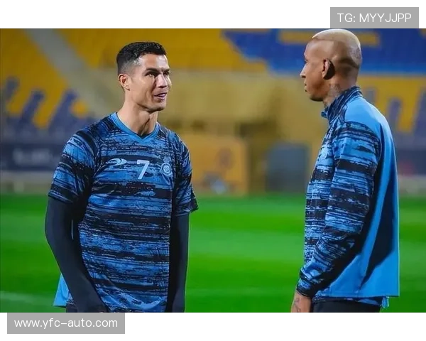 足球明星因扔水瓶引发争议视频曝光引发球迷热议与媒体关注