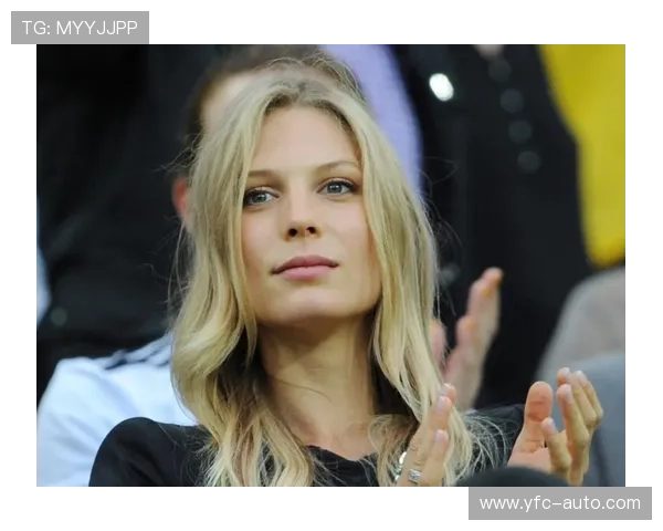 足球明星的女友身份揭秘原来她是一位知名记者